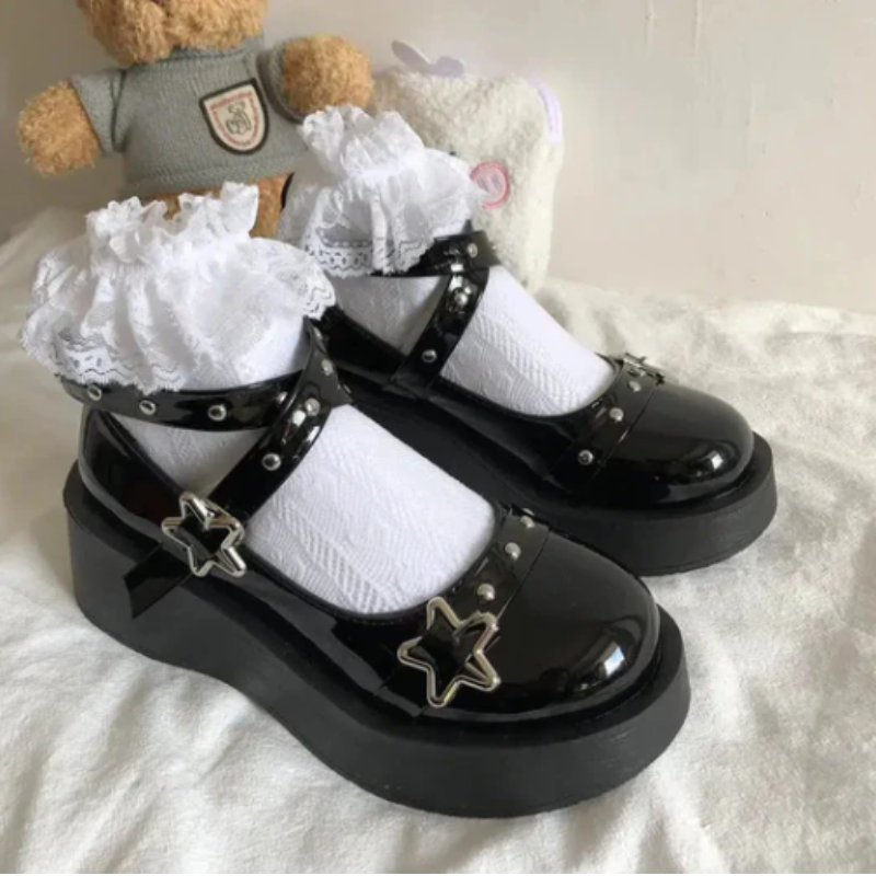 Mary Jane shoes with platform and star-shaped buckle, featuring a playful and stylish design, perfect for adding a touch of charm and comfort to your look.