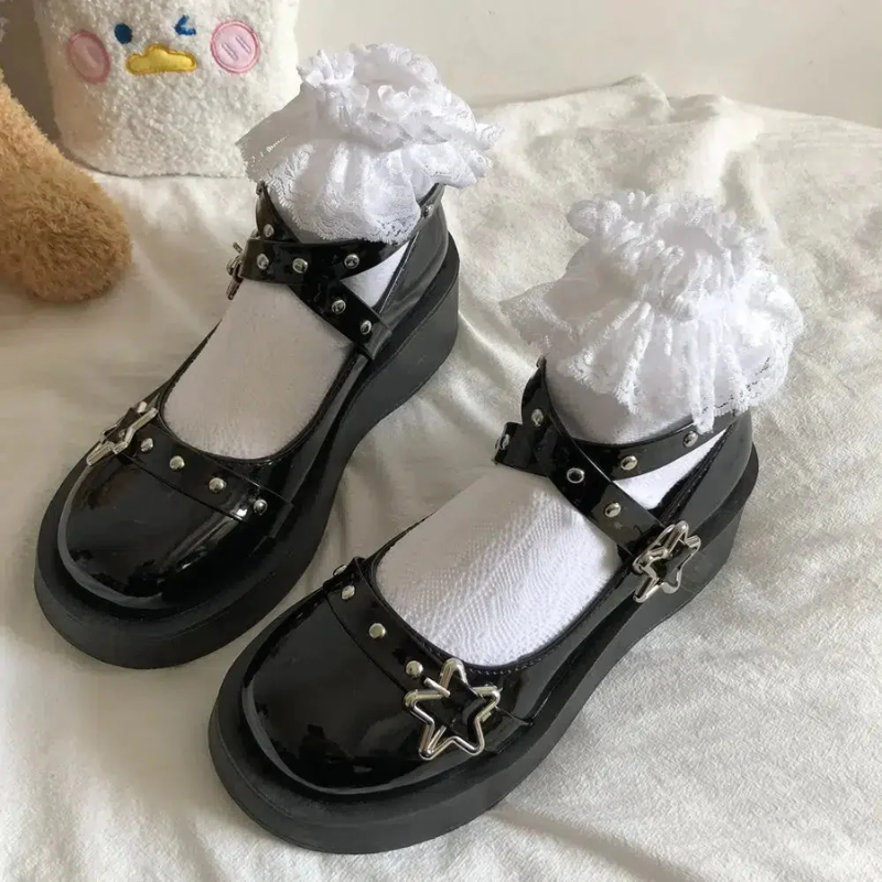 Detail of the crossing buckles on the Mary Jane shoes with platform, featuring star-shaped fastenings, adding a unique and stylish touch to the design
