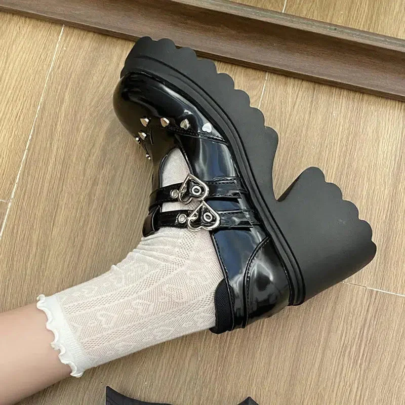 Lateral view of the black Mary Jane shoes with platform, highlighting the elegant and sturdy heel, completing the sophisticated and comfortable design.